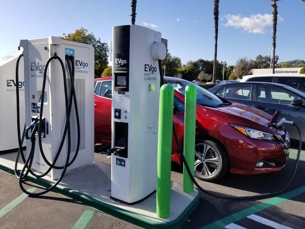 840px-Nissan-LEAF-Charging-California-EVgo-CleanTechnica-Kyle-Field-1